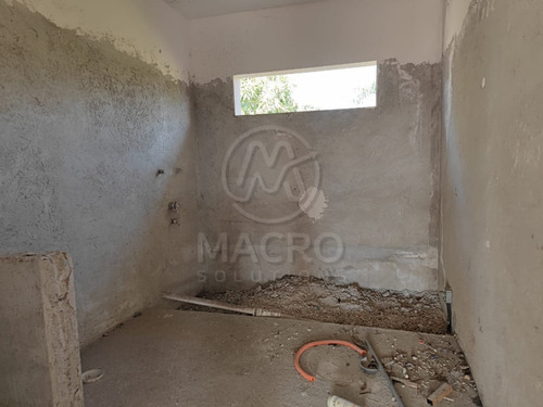 Casa En Venta En Col. Narciso Mendoza Con Amplias Recamaras Y Jardín.
