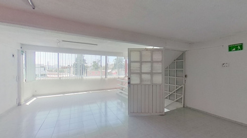 Edificio De Oficinas En Zona Comercial