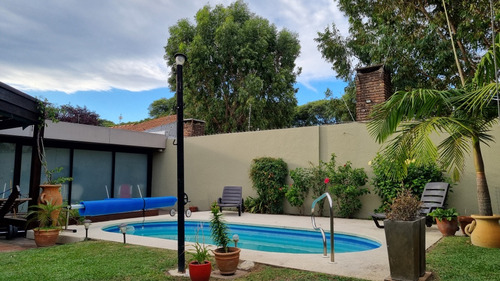 Casa 3 Dormitorios, Servicio, 4 Baños, Piscina, Barbacoa.