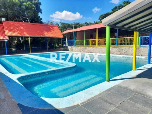 Re/max Acción - Se Vende Local Comercial Con Piscina En Coro - Churuguara Estado Falcón