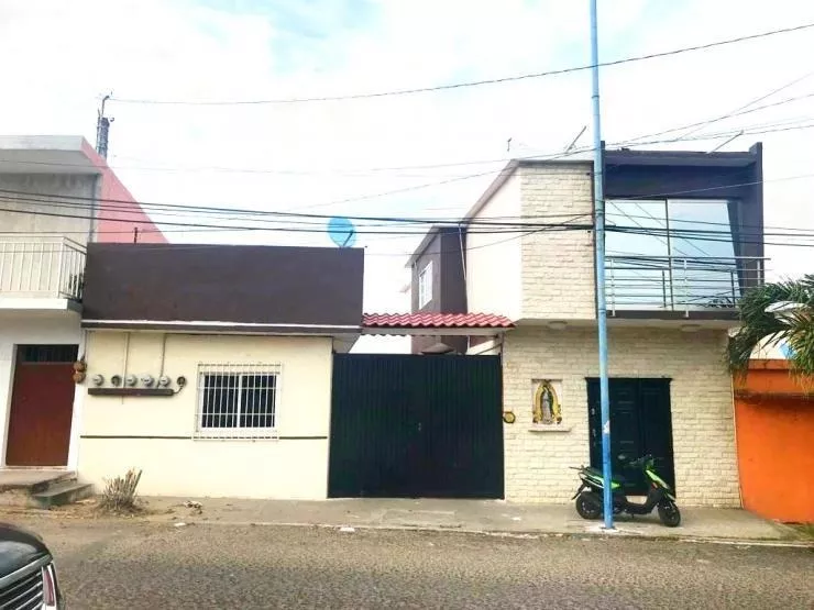 Casa En Venta Remodelada Con Tres Recámaras Y Cuartería En Veracruz