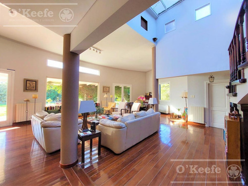 Imagen 10 de 30 de Casa En Venta De Cinco Ambientes Con Quincho Y Vista Al Fondo A Golf En Abril Club De Campo