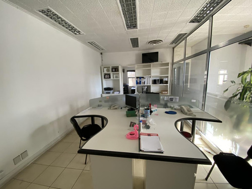 Imagen 2 de 11 de Oficina En Alquiler - Palier Privado - Luminosa - Microcentro