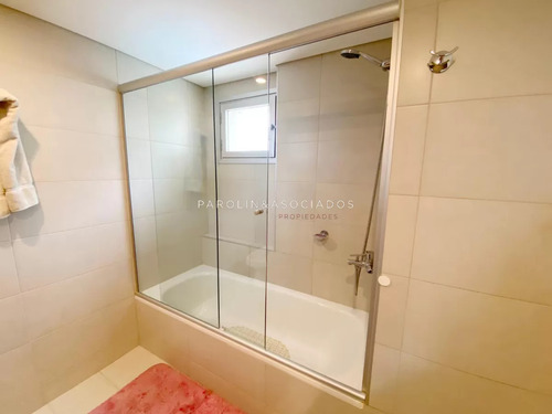 Apartamento En Venta De 2 Dormitorios En Wind Tower, Punta Del Este.