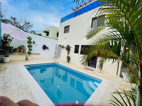 Imagen 25 de 30 de Casa De 3 Niveles Con Piscina En Santo Domingo