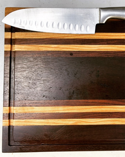 Una Tabla De Madera Para Picar O Servir Premium