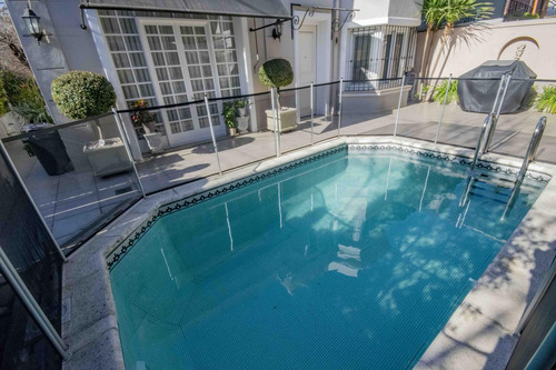 Casa De 7 Ambientes De Estilo Arquitectónico Antiguo En Venta En Florida.