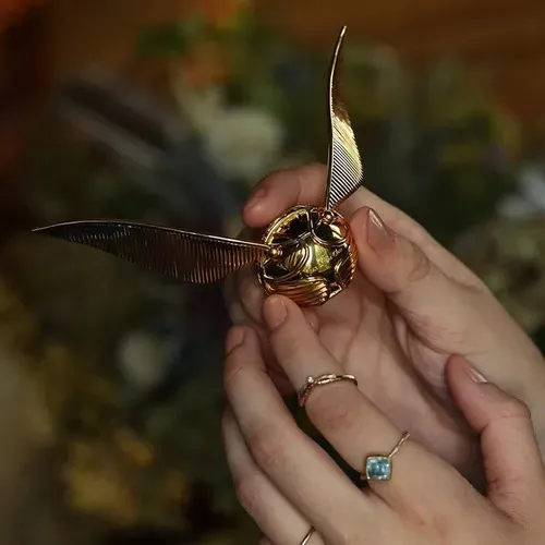 Snitch dorada para anillo de compromiso hotsell