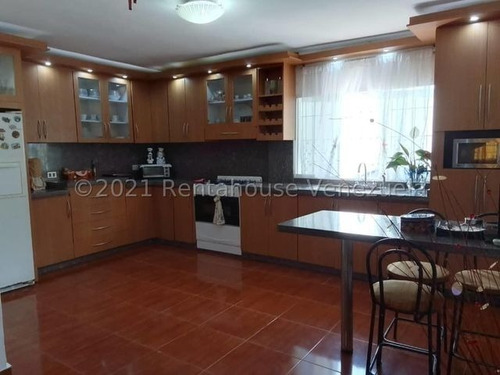 Imagen 5 de 30 de Mls #22-12709 Bella Quinta Con Amplios Espacios, En Calle Cerrada Con Vigilancia Las 24 Horas, Excelente Seguridad, 8 Puestos De Estacionamiento, Cerco Eléctrico, Amplio Deposito, Bello Jardín. Afm