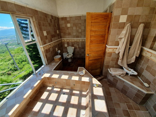 Venta Casa Las Lomas De Dimensiones Monumentales. Alberca Climatizada Y Jardín Plano Con Vistas Espectaculares Y Todos Los Servicios En Fracc Rancho San Diego Ixtapan De La Sal Edomex