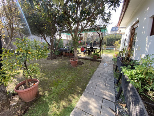 Casa En Venta De 3d, Gran Jardín Y Piscina En Providencia
