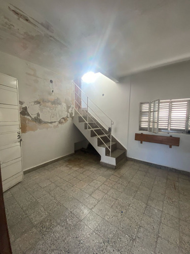 Salon Al Frente Entrada Independiente Con Vivienda (sin Expensas)