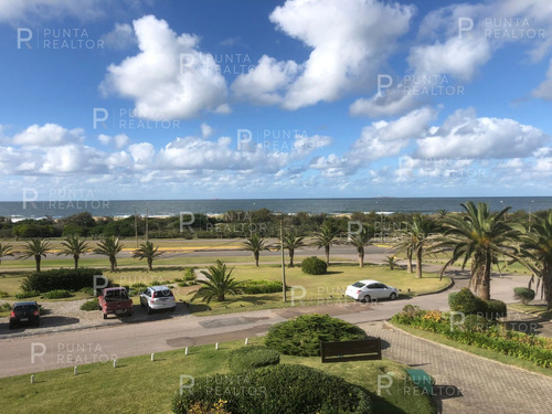 Vende Apartamento De 3 Dormitorios Más Servicio, Primera Línea Al Mar En Playa Brava, Punta Del Este, Uruguay