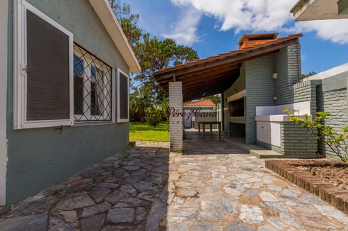 Venta De Casa En Playa Mansa, 3 Dormitorios- Ref: 19080