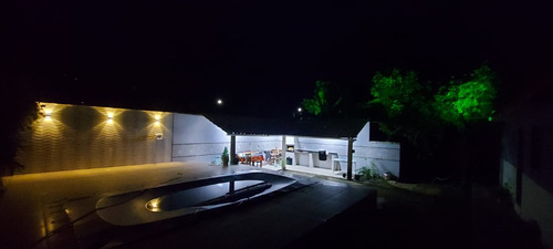 Chácara No Centro De Faria Lemos/mg Com 700m2, Com 2 Casas Uma Grande Em Alto Padrão E Uma Casa Menor, Com Piscina E Área Goumet E Pomar Com Muitas Frutas, Pronta Para Morar