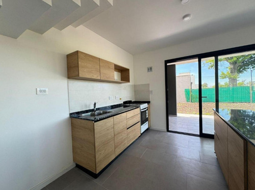 Casa En Venta - 2 Dormitorios 2 Baños - Cochera - 280mts2 - Manuel B. Gonnet
