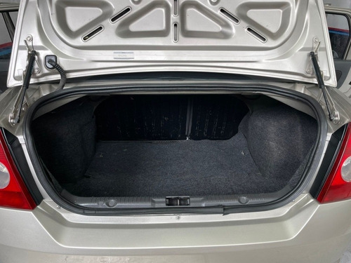 Imagen 13 de 19 de Ford Fiesta 1.6 Max Ambiente 2005