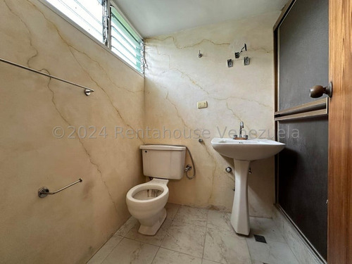 Amplio Apartamento En La Urb. La Esperanza (rgpr) Mls #25-3749