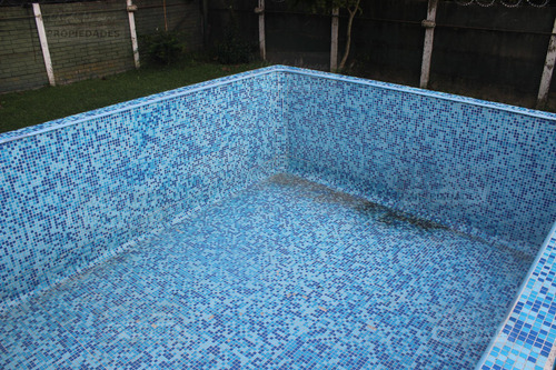 Casa De 2 Dormitorios, 2 Baños, Con Garage, Pileta De Natación Y Parrilla
