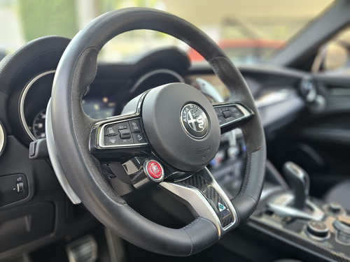 Alfa Romeo Stelvio 2.9L Quadrifoglio Verde V6 Bi-Turbo At