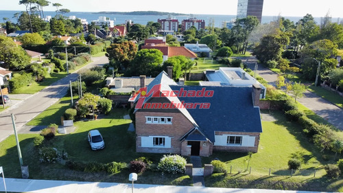 Casa En Venta En Playa Mansa De 4 Dormitorios En Venta En Punta Del Este