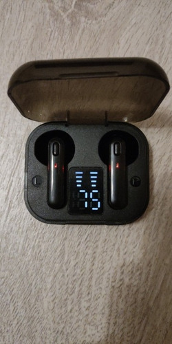 Audífonos L2 Inalámbricos Bluetooth 5.0 Base De Carga Led Color Negro Luz Azul