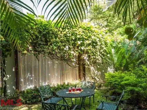 Encantador Lugar, Con Un Diseño Artístico(mls#238626)