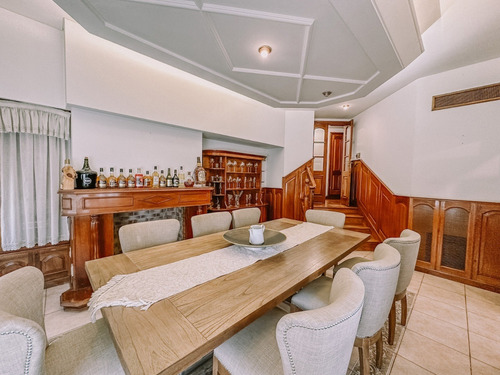 Imagen 3 de 26 de Espectacular Casa De Categoría En Lo Mejor De Adrogué Con Parque