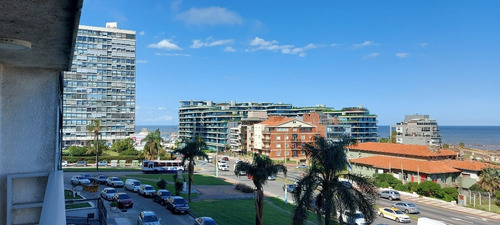 Imagen 3 de 29 de Venta Apartamento Con Hermosa Vista 3 Dormitorios Y Servicio Con 2 Garajes