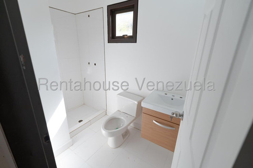 Hermosa Casa De 3 Niveles Que Brinda Tranquilidad Y Confort En Venta Ubicada En El Alto Hatillo 25-8567