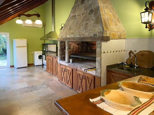Hermosa Casa Quinta En Venta, En Chacras De Canning.