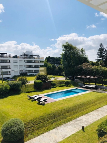 Imagen 2 de 13 de Alquiler De Apartamento De 2 Dormitorios En La Brava A Pasos Del Mar