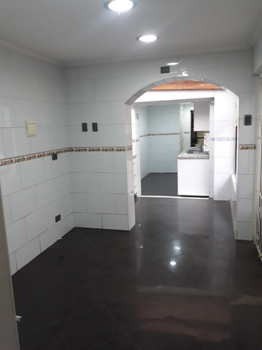Casa De Excelente Construcción Y Ubicación, Amplia Y Soleada