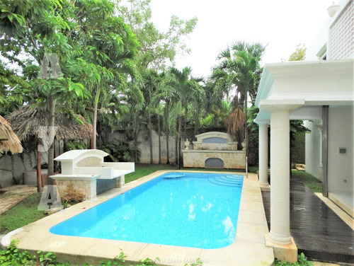 Casa En Venta, Estilo Clásico ,4 Recámaras En Residencial Campestre, Cancún