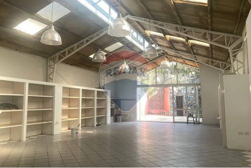 Moderna Oficina Con Planta Operativa De 300 M²