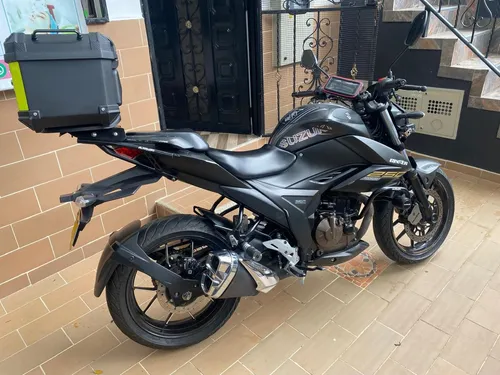 Motocicleta Gixxer 250 Susuki.