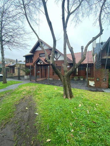 Chalet En Venta, Ubicado En Lo Mejor De Parque Luro, Las Farolas.