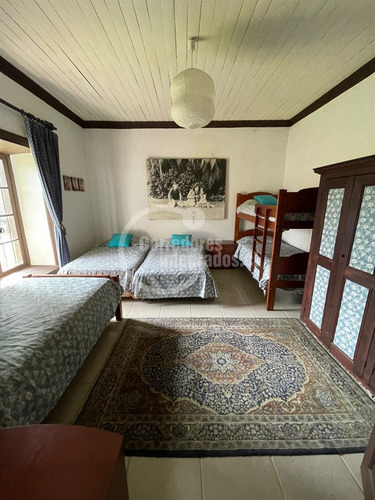 Casa En Venta De 6 Dorm. En Olmué