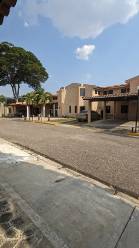 Ehidalgo Vende Town House En Urbanizacion Country Park Villaserino San Diego Carabobo De 450 M2, Muy Cerca A La Av. Principal Don Julio Centeno Y Universidad. Conjunto Privado Exclusivo De Pocos Th. 