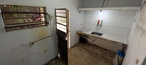 Imagen 12 de 17 de Casa Grande De 4 Dormitorios A Reciclar En Unión