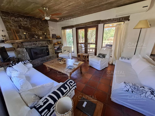 Casa A La Venta De 3 Dormitorios En Punta Del Este Con Un Magnífico Terreno De 3000 Mts2