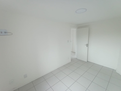 Alugo Apartamento De Três Quartos No Bairro N.s.das Graças.