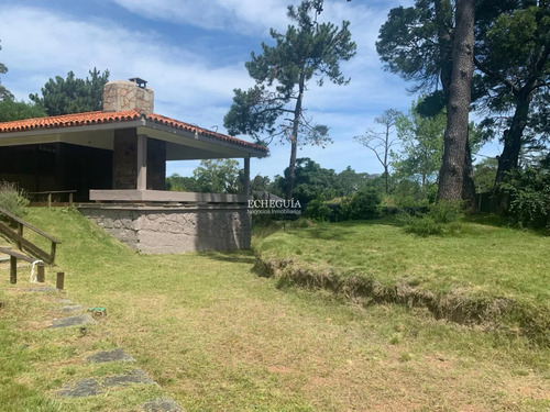 Gran Casa 4 Dormitorios Y 3600m2 De Jardín, Zona Golf, Punta Del Este