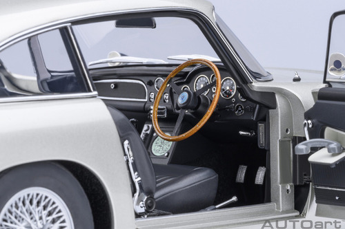 Aston Martin Db5 James Bond 007 Escala 1:18 Autoart 70296 Color Plateado