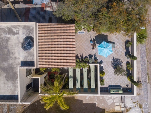 Imagen 16 de 23 de This Home Is Alive With Color, Light, And Artistic Details!