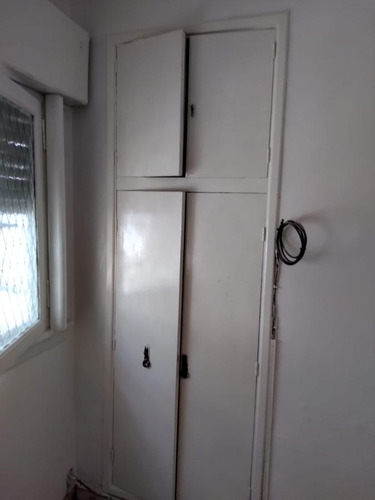Casa Con 2 Dormitorios, Garage Cubierto Y Fondo Libre. Banfield Este.-