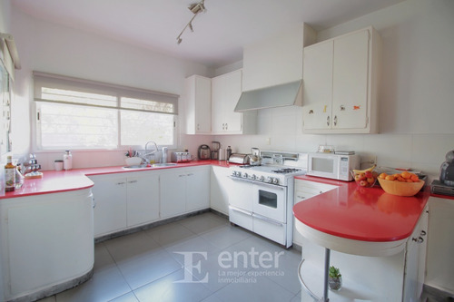Imagen 8 de 25 de Divina - Gran Casa Con Hermoso Jardín- Zona Residencial De Parque Batlle - 4 Dormitorios / 3 Baños Construidos 224 M2 / Terreno 331 M2. Lugar Para Dos Vehículos.