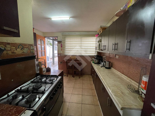 Casa En Venta De 4 Dorm. En Maipú