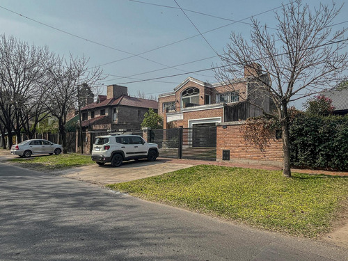 Casa De 3 Dormitorios Con Gran Jardín Y Pileta En Fisherton