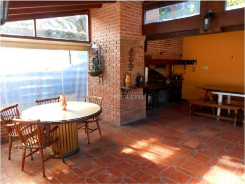 Casa De 5 Dormitorios Con Parrillero Y Piscina En Barrio Cantegril, Punta Del Este- Ref: 19445